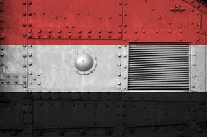 Jemen vlag afgebeeld Aan kant een deel van leger gepantserd tank detailopname. leger krachten conceptuele achtergrond foto
