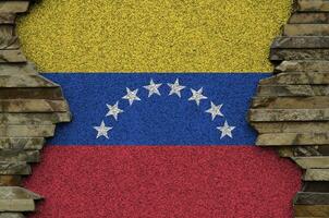 Venezuela vlag afgebeeld in verf kleuren Aan oud steen muur detailopname. getextureerde banier Aan rots muur achtergrond foto