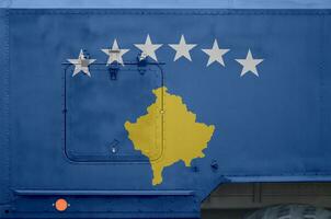 Kosovo vlag afgebeeld Aan kant een deel van leger gepantserd vrachtauto detailopname. leger krachten conceptuele achtergrond foto