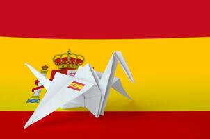 Spanje vlag afgebeeld Aan papier origami kraan vleugel. handgemaakt kunsten concept foto