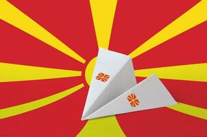 Macedonië vlag afgebeeld Aan papier origami vliegtuig. handgemaakt kunsten concept foto