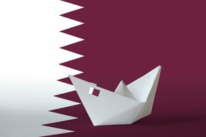 qatar vlag afgebeeld Aan papier origami schip detailopname. handgemaakt kunsten concept foto