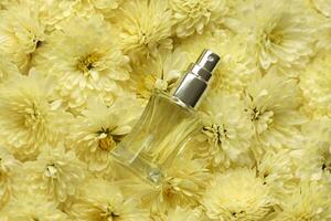 Dames geur parfum fles met bloemen achtergrond dichtbij omhoog. naamloos blanco sproeier fles van parfum foto