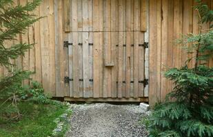 oud houten deur van boerderij schuur gemaakt met handgemaakt hout planken foto