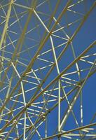 structureel details van een ferris wiel in een amusement park foto