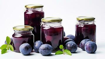 pot van jam Aan een wit achtergrond. glas pot van Pruim compote en vers pruimen Aan een wit tafel. ai gegenereerd foto