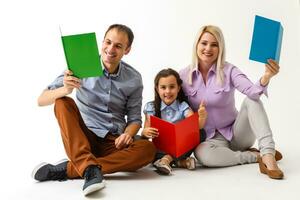 familie lezing een boek samen aan het liegen Aan de verdieping Bij huis foto