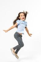 weinig meisje springt Aan een wit achtergrond foto
