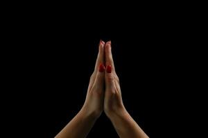 bidden handen Aan zwart achtergrond foto