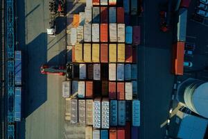 containers magazijn, antenne visie. Verzending en logistiek concept foto