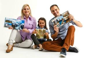 familie met foto boeken wit achtergrond