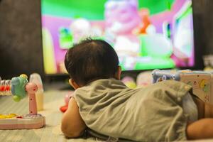 baby op zoek televisie in slaapkamer foto