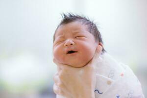 de baby jongen was alleen maar geboren met baby kleding verpakt in de omgeving van de geheel lichaam foto