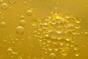 olie bubbel structuur Aan goud achtergrond. foto