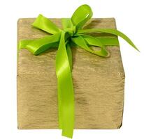 doos is verpakt in geel geschenk omhulsel en groen lint Aan een wit geïsoleerd achtergrond foto