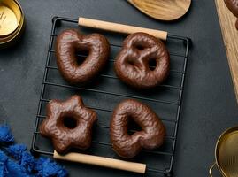 chocola peperkoek koekjes Aan zwart tafel, top visie foto