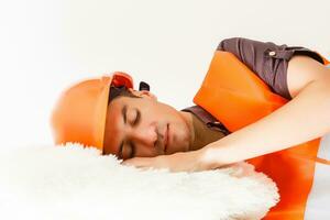 arbeider slapen Aan een kussen. geïsoleerd Aan wit. foto