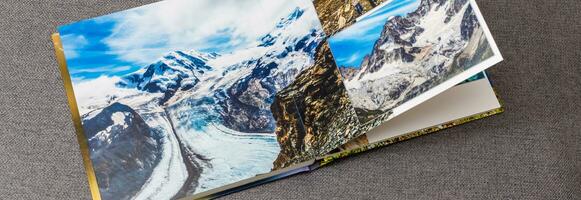 de fotoboek geopend, reizen in Zwitserland, Aan grijs achtergrond foto