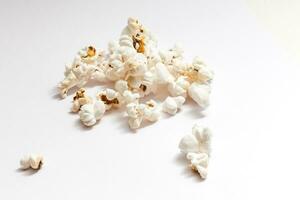 stapel van heerlijk popcorn geïsoleerd Aan wit achtergrond. foto