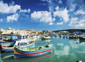 haven van marsaxlokk en traditionele mediterrane vissersboten in malta foto