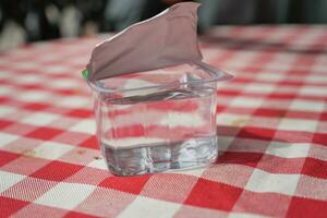 vers drinken water in een plastic houder Aan tafel foto