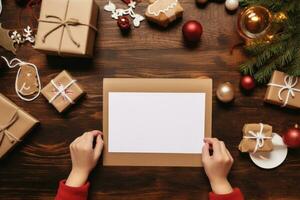 vlak leggen van kind handen schrijven brief naar de kerstman claus Aan houten bureau met kopiëren ruimte. ai gegenereerd foto