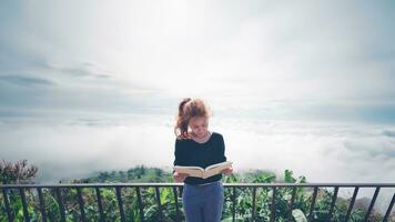 vrouwen ontspannen lees ochtendboek goed weer lucht mist. op de bergen, de ochtendsfeer. foto