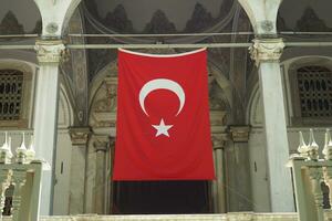 Turks vlag hangende Aan de venster foto