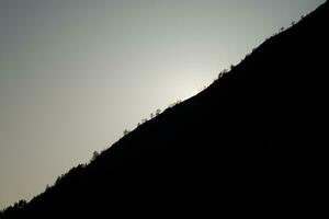 zonsopkomst Aan een berg top in Noorwegen. de berg in de schaduw. landschap schot foto