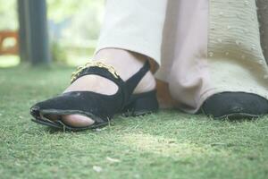 beschadigd Dames oud versleten gescheurd schoenen, foto