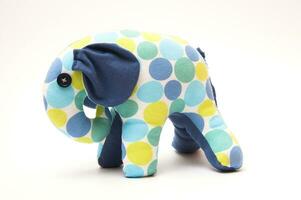 speelgoed- olifant met groente, blauw, geel en aqua vlekken foto