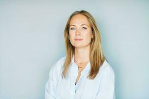 studio portret van mooi jong vrouw Aan blauw achtergrond foto