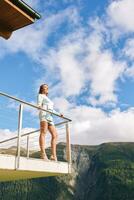 portret van mooi vrouw genieten van verbazingwekkend berg visie Aan balkon foto