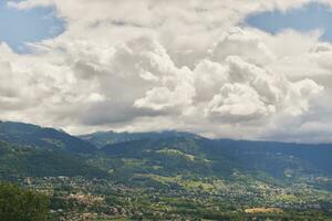 mooi zomer berg landschap met pluizig wolken, beeld genomen in kanton van trots, Zwitserland foto
