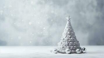 een opbeurend minimalistisch nieuw jaar s concept met een zilver versierd Kerstmis boom tegen een glanzend backdrop straalt uit feestelijk juichen foto