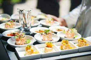 Zalm tatrare in klein platen, catering evenement, banket voedsel foto