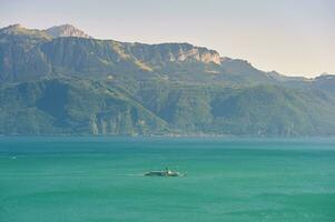 stoom- boot met Zwitsers vlag drijvend Aan meer Genève of lak leman, Zwitserland foto