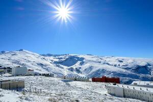 panoramisch visie van Sierra Nevada, hotels en hoog prestatie sport- centrum in de bergen foto