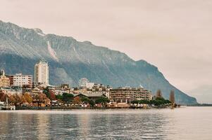 winter landschap van montreux stad met geïnstalleerd Kerstmis markt, Zwitserland foto