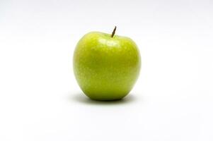 groen appel Aan de wit achtergrond foto