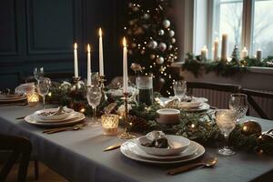 ai gegenereerd Kerstmis avondeten tafel met kaarsen en Kerstmis decoraties foto