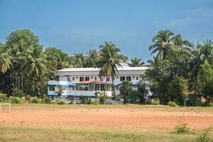 hotel of vakantie huis in oerwoud tussen palm bomen Aan oceaan foto