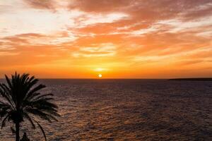 ondergaande zon op de Atlantische Oceaan in Tenerife Canarische eilanden Spanje foto