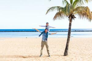 gelukkig familie handen omhoog Aan de strand foto