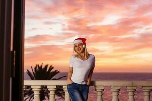 vrouw bewonderend zonsondergang van haar balkon foto