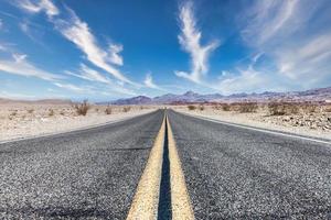 route 66 in de woestijn met schilderachtige lucht foto