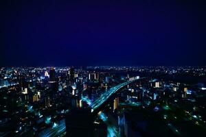een nacht panoramisch stadsgezicht in de buurt jodo rivier- in Osaka breed schot foto