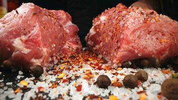 de chef bezuinigingen rauw vlees met een mes. rauw rundvlees steak gesneden Aan een houten bord. heerlijk voedsel concept foto