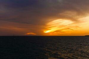 ondergaande zon op de Atlantische Oceaan in Tenerife Canarische eilanden Spanje foto