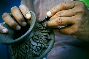 dichtbij omhoog pottenbakker artiest werken Aan klei pottenbakkerij beeldhouwwerk prima kunst in Thailand foto